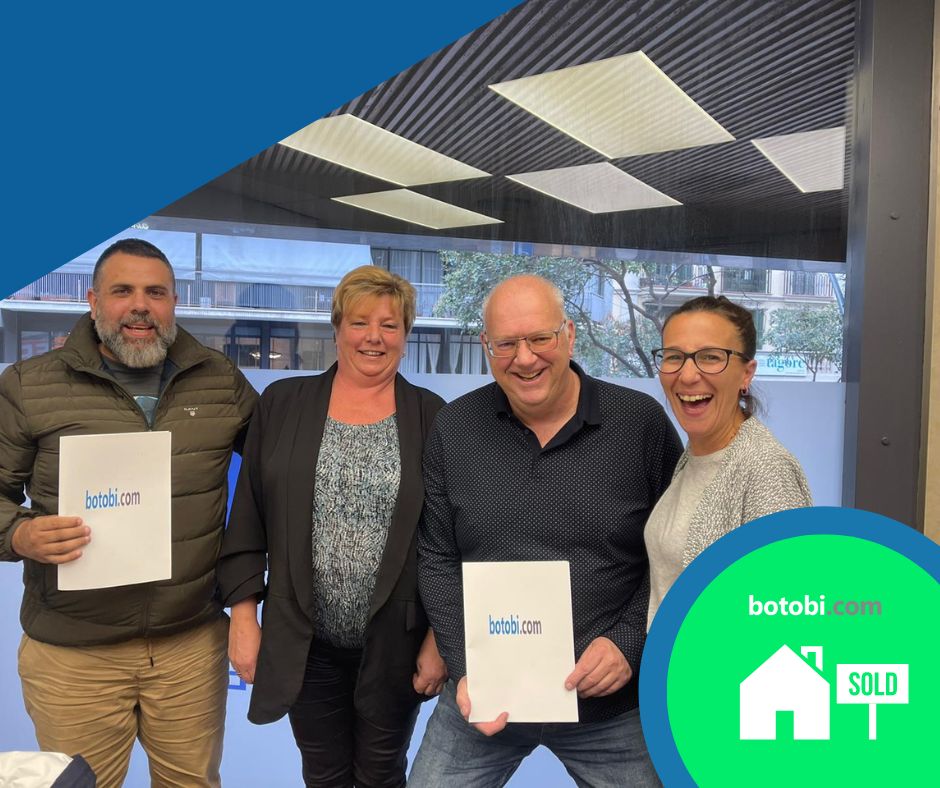 botobi klant heeft een huis gekocht in spanje met botobi. foto met koper, verkoper en eigenaar final